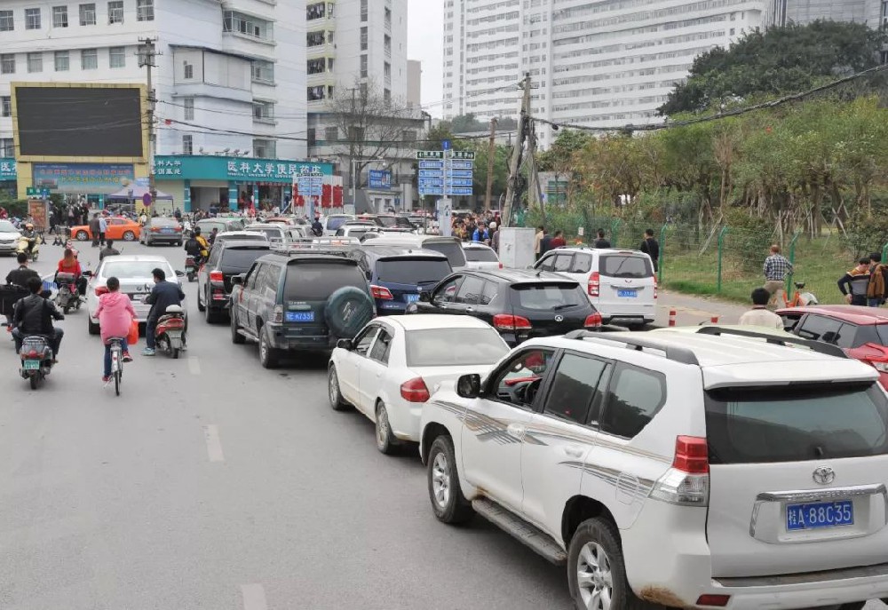 多方“会诊”，双拥桃源路口“整容”成功！到医院看病出行不再难！