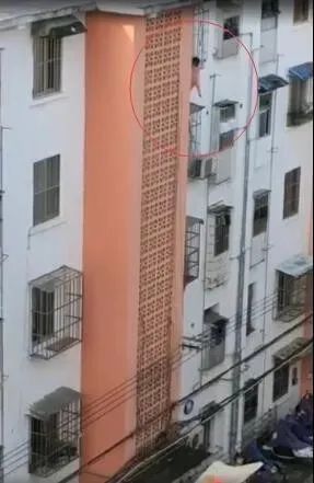 太惊险了！南宁一女童卡在防盗网外悬在半空，情况危急！