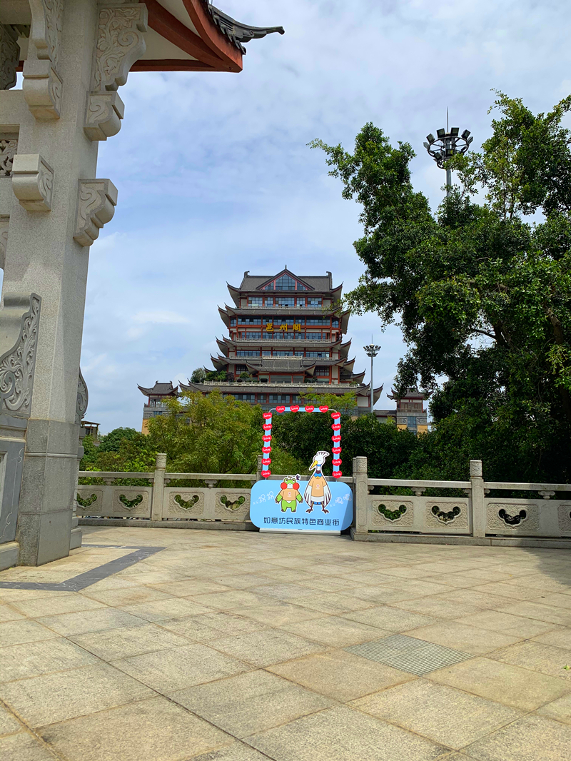 吉祥物拐拐与嘎嘎降临南宁如意坊-1
