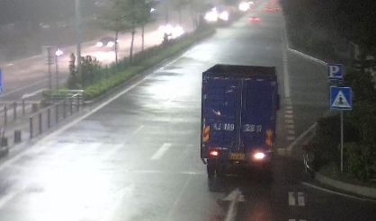 还在穿这种雨衣驾驶电动车吗？南宁一市民遭遇惊魂一刻……
