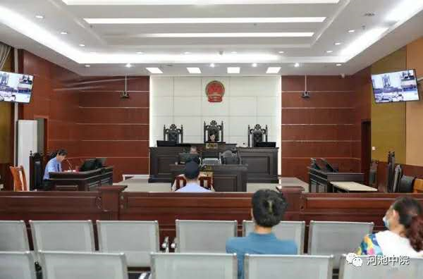 敲响警钟！广西一女童蹲路边玩耍不幸被碾压身亡后，肇事司机...