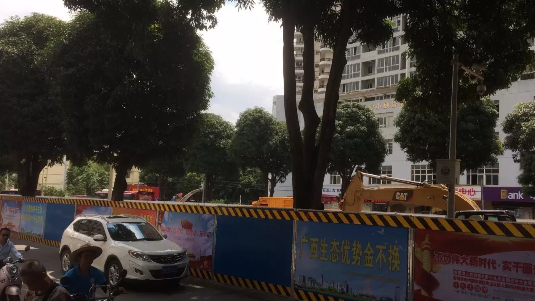 突发！南宁江南区西园转盘附近被挖断水管和燃气管，将停水停气